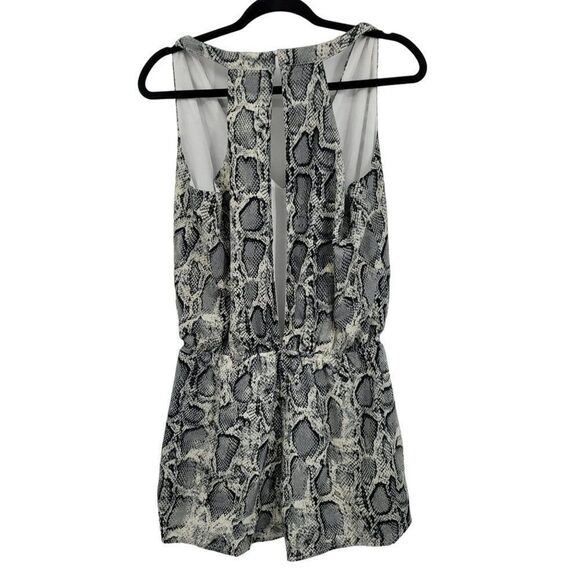 Blue Blush‎ Shorts Romper M Gray Snake Print Keyhole Open Back Sleeveless Baddie - Picture 8 of 13